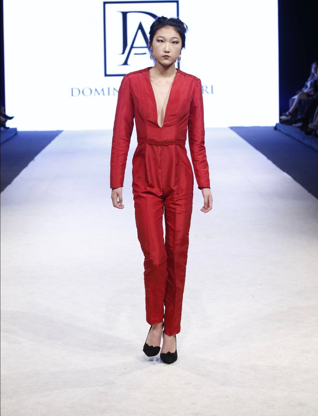 Mono rojo con pedrería en V profundo en cintura y hombros