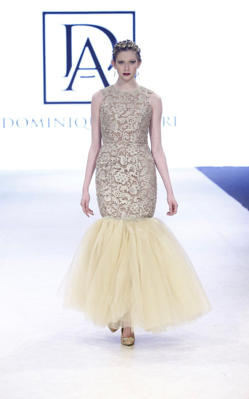 Vestido de encaje dorado y tul dorado estilo sirena con corsé en la espalda