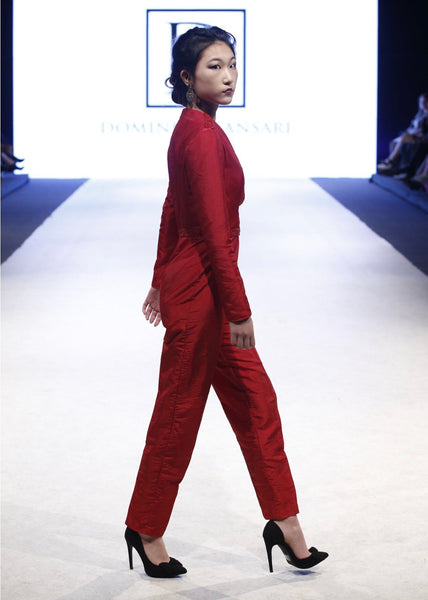 Mono rojo con pedrería en V profundo en cintura y hombros