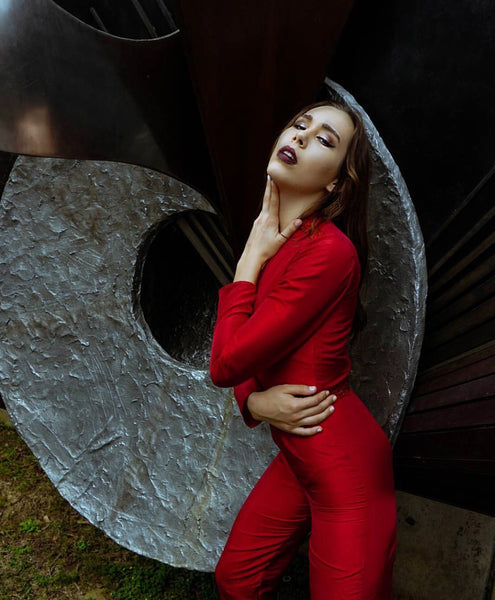 Mono rojo con pedrería en V profundo en cintura y hombros